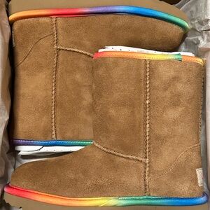 ‼️UGG Tan Suede Boots with Rainbow Sole Kids Classic Short ll size 1 NWT‼️